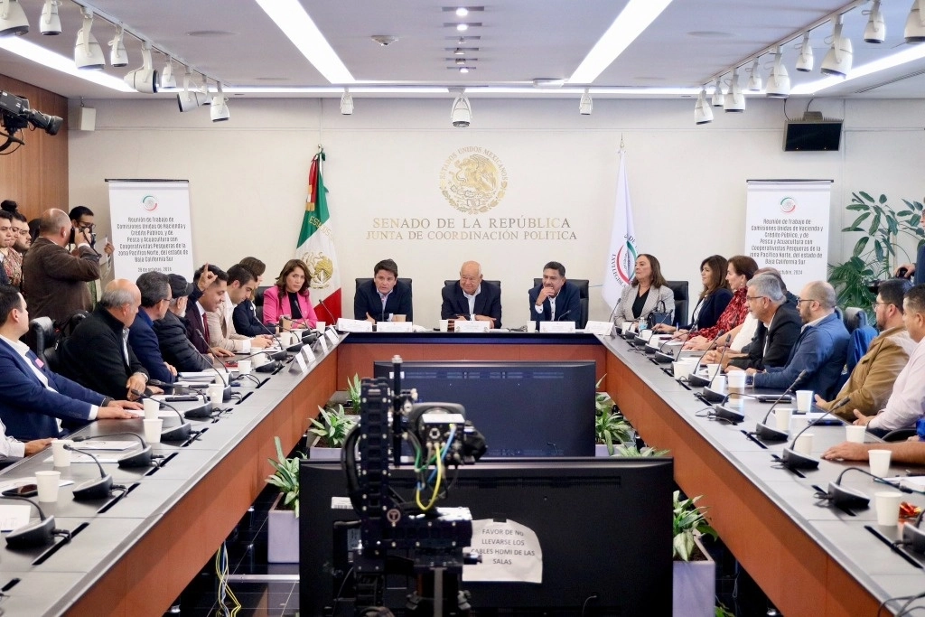 Se realizó en el Senado una reunión con cooperativistas pesqueros de Baja California Sur y el gobernador, Víctor Manuel Castro Cosío. Foto tomada de la cuenta de X @EmmanuelReyesC