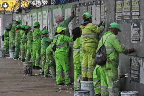 Sindicalizados que se han opuesto a los contratos colectivos han sufrido abusos e intimidación de patrones y líderes charros. En la imagen, trabajadores de limpia retiran anuncios de papel pegados en oficinas gubernamentales. Foto Marco Peláez