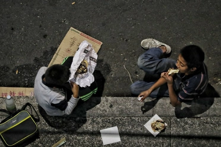 Niños en condición de calle limpian parabrisas durante la cuarentena del Covid-19 en la Ciudad de México. Foto Marco Peláez / Archivo