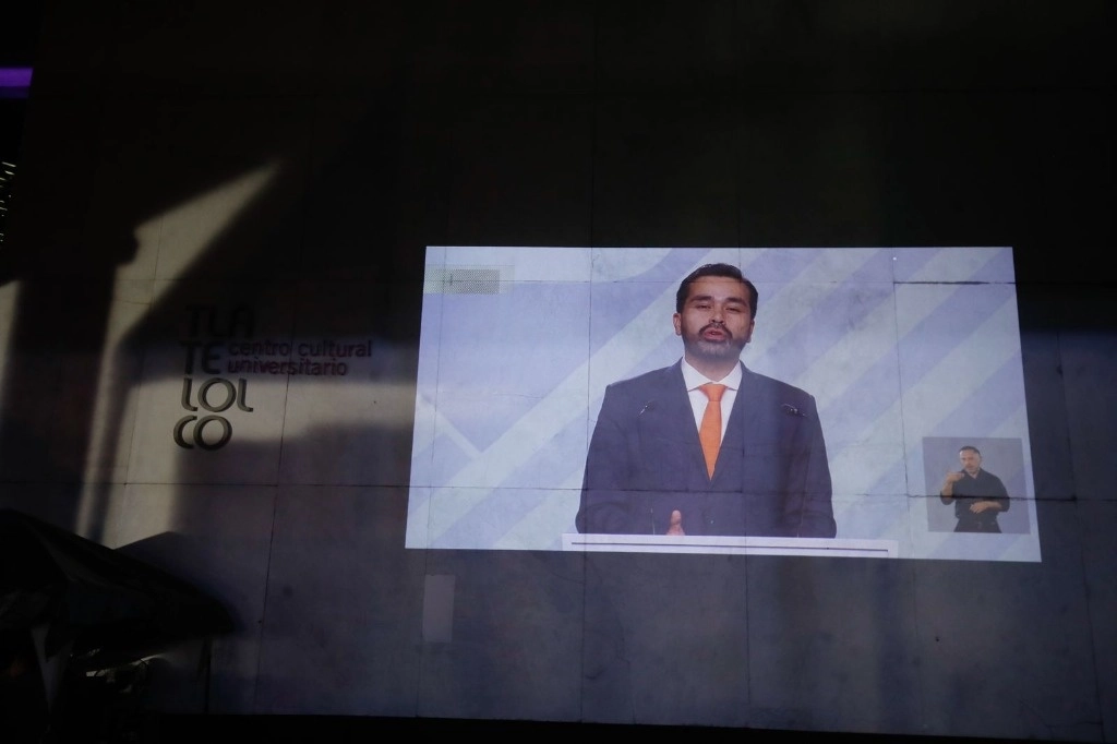 Proyectan el tercer debate presidencial al exterior del Centro Cultural Universitario Tlatelolco, en la Ciudad de México, el 19 de mayo de 2024. Foto Cristina Rodríguez


