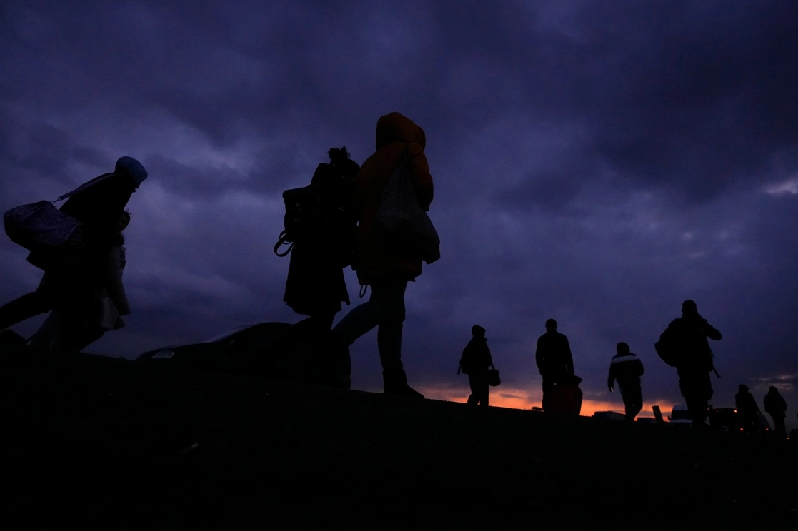 Refugiados huyen de Ucrania para dirigirse a Przemysl, Polonia, el sábado 26 de febrero de 2022. Foto Ap