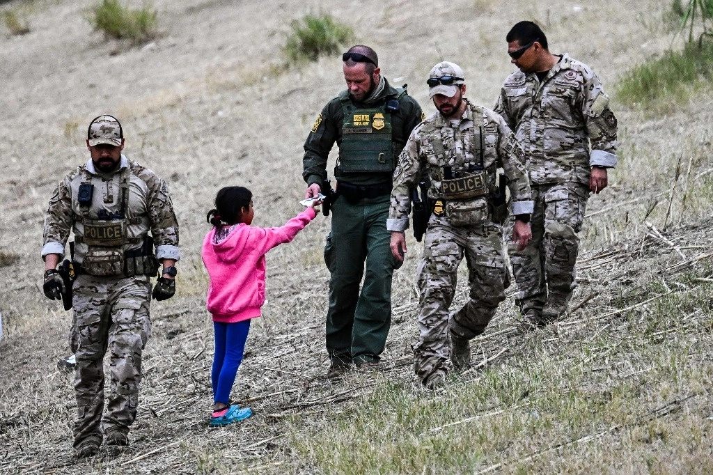 Una niña inmigrante espera ser procesada tras cruzar ayer la frontera en Eagle Pass. Foto Afp