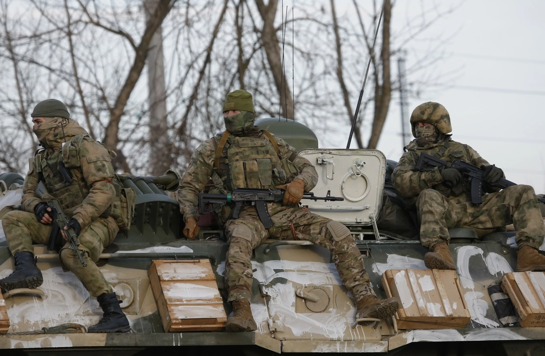 Militares viajan en una carretera cerca de la frontera entre Rusia y Ucrania en la región rusa de Belgorod. Foto Europa Press / Archivo