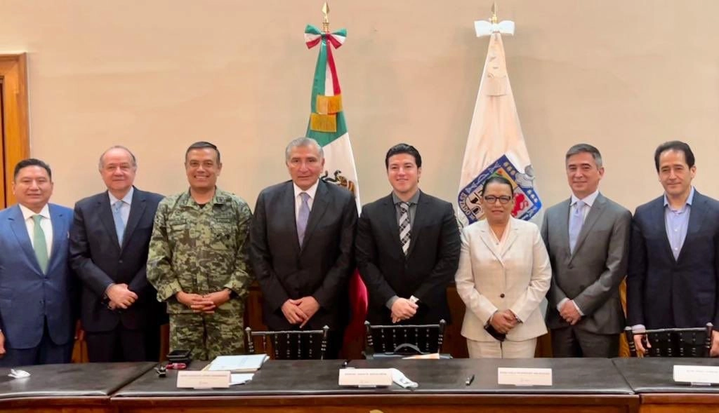 Durante la reunión de la Mesa de Seguridad Operativa de la entidad y ante la presencia de Rosa Icela Rodríguez Velázquez, secretaria de la SSPC, el secretario de Gobernación, Adán Augusto López, el gobernador Samuel García, y el fiscal general de Justicia, Gustavo Adolfo Guerrero. Foto cortesía SSPC