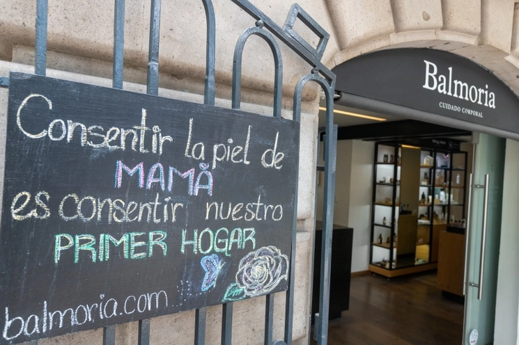 Un local decicado al cuidado de la piel ofrece promociones por el Día de las Madres, en la Ciudad de México, el 9 de mayo de 2023. Foto Pablo Ramos