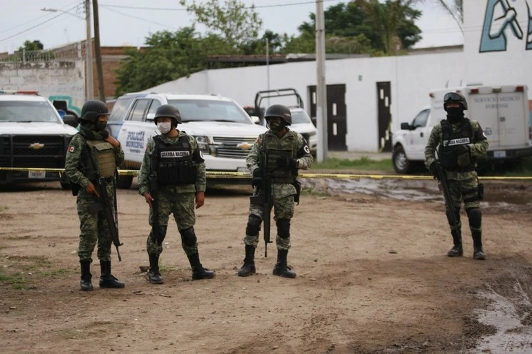 Elementos de la Guardia Nacional resguardan el anexo de Irapuato done fueron asesinadas 26 personas. Foto Carlos García