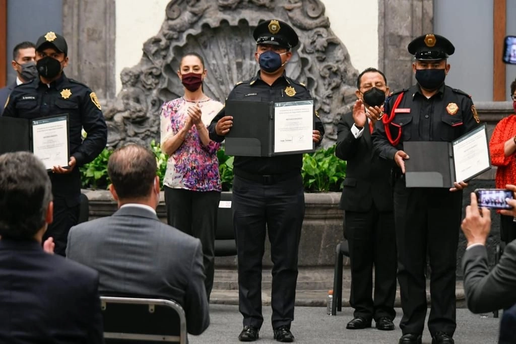 La mandataria entregó reconocimientos por su labor a 28 policías destacados. Foto cortesía del Gobierno de la CDMX