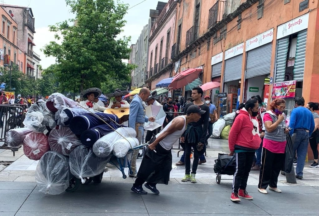 Diableros transportan diversas mercancías en calles del Centro Histórico de la Ciudad de México, el 5 de julio de 2021. Foto María Luisa Severiano