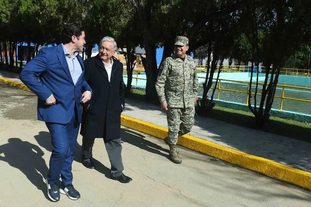Al inaugurar la última etapa de la obra que proveerá de 5 mil litros de agua por segundo a la población regiomontana, el presidente Andrés Manuel López Obrador dijo que Nuevo León es afortunado por tener a Samuel García como gobernador, pues sabe promover inversiones. Fue su primer encuentro después del frustrado intento del emecista por convertirse en precandidato para ocupar el Ejecutivo Federal. En la imagen, los acompaña Luis Cresencio Sandoval González, secretario de la Defensa Nacional. Foto Presidencia 