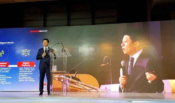 Yang Peng, CEO de Huawei en México, durante una presentación. Foto Twitter @HuaweiEntMX 
