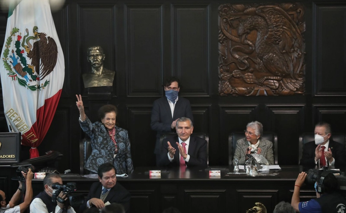 La maestra Ifigenia Martinez luego de llegar al recinto de la Cámara de Senadores para recibir la medalla Belisario Domínguez, en la Ciudad de México, el 7 de octubre de 2021. Foto Marco Peláez