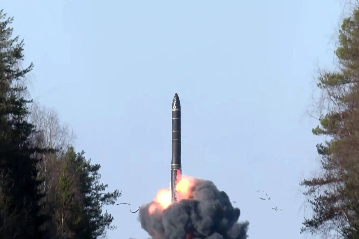 El lanzamiento del misil balístico intercontinental Yars al norte de Rusia fue parte de los ejercicios nucleares del país, el 22 de octubre de 2025. Foto 