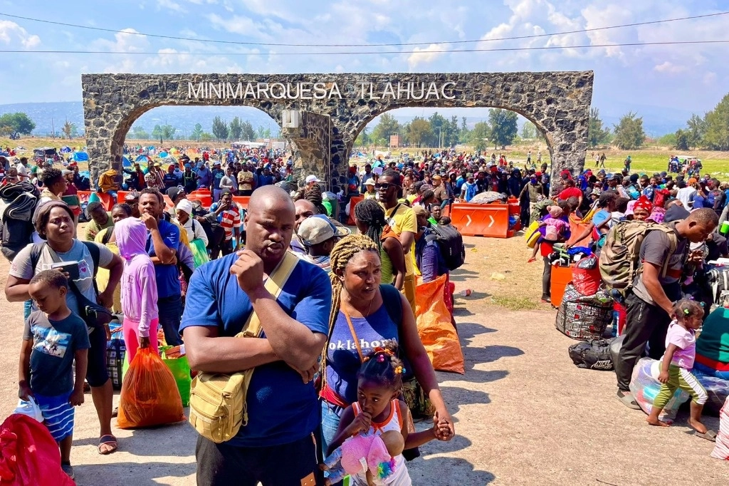 Enorme fila de migrantes en el albergue de Tláhuac. Frente a la situación desbordada, las autoridades tuvieron que redistribuirlo en otros sitios de la Comar. Foto Luis Castillo / archivo 