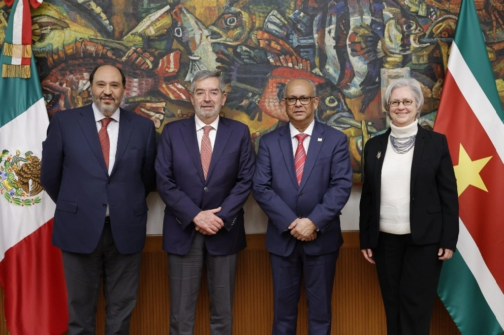 El jefe de Oficina de la Presidencia, Lázaro Cárdenas Batel; el canciller Juan Ramón de la Fuente; el ministro de Relaciones Exteriores de Surinam, Albert Ramdin, y la subsecretaria para América Latina, Raquel Serur. Imagen tomada de @SRE_mx