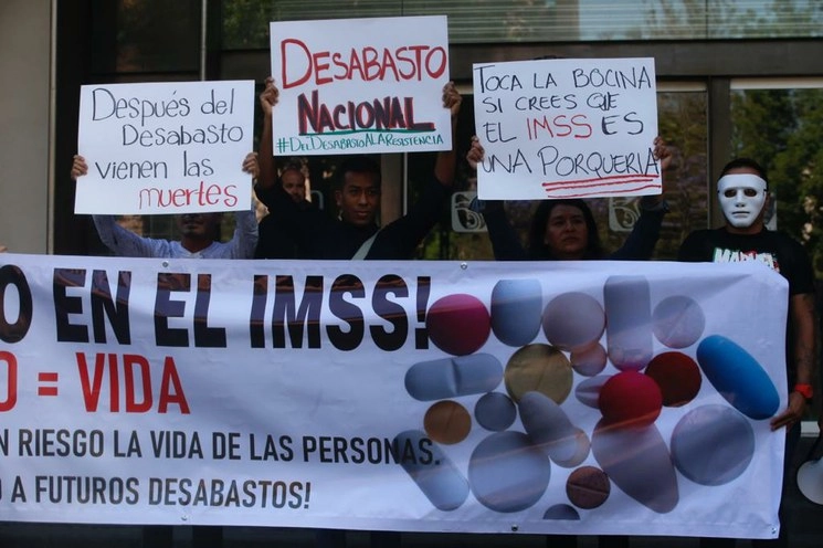 El viernes pasado activistas y organizaciones protestaron frente a las oficinas del IMSS para reclamar por el desabasto de medicamentos para el tratamiento del VIH. Foto  Guillermo Sologuren