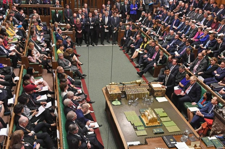Londres. Fotografía al interior del Parlamento del Reino Unido muestra al Canciller de Hacienda de Gran Bretaña, Rishi Sunak (centro derecho) entregando su declaración de presupuesto de primavera de 2020 en la Cámara de los Comunes en Londres el 11 de marzo de 2020. Gran Bretaña presenta su primer presupuesto posterior al Brexit el miércoles, con un enfoque en las medidas de financiación de emergencia del gobierno para combatir las consecuencias económicas del brote de coronavirus. Foto AFP /Jessica Taylor