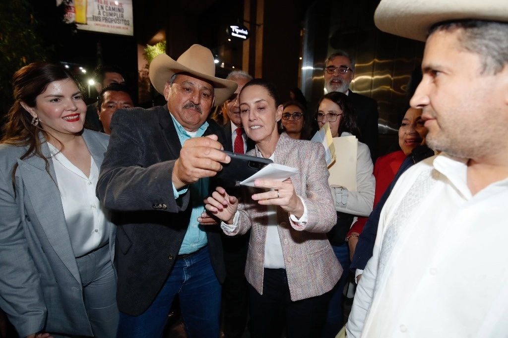 En la edición semanal de su podcast, la candidata morenista conversó con la empresaria Altagracia Gómez, presidenta de Grupo Empresarial PEO, y quien es una de las coordinadoras que encabezan los llamados Diálogos por la Transformación, en el sector de Desarrollo con bienestar y perspectiva regional. Foto Cristina Rodriguez/La Jornada