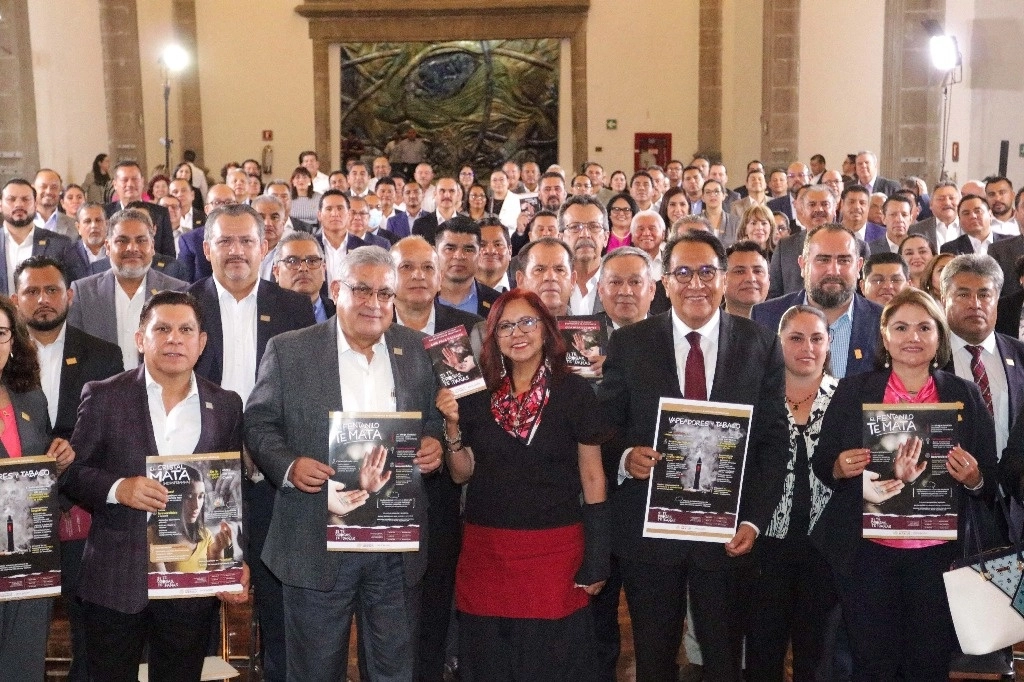 El líder del SNTE, Alfonso Cepeda Salas, y la secretaria de Educación, Leticia Ramírez Amaya, tras una reunión sobre la estrategia antiadicciones que se aplica en las aulas, el 26 de abril de 2023. Foto tomada de Twitter @SEP_mx 