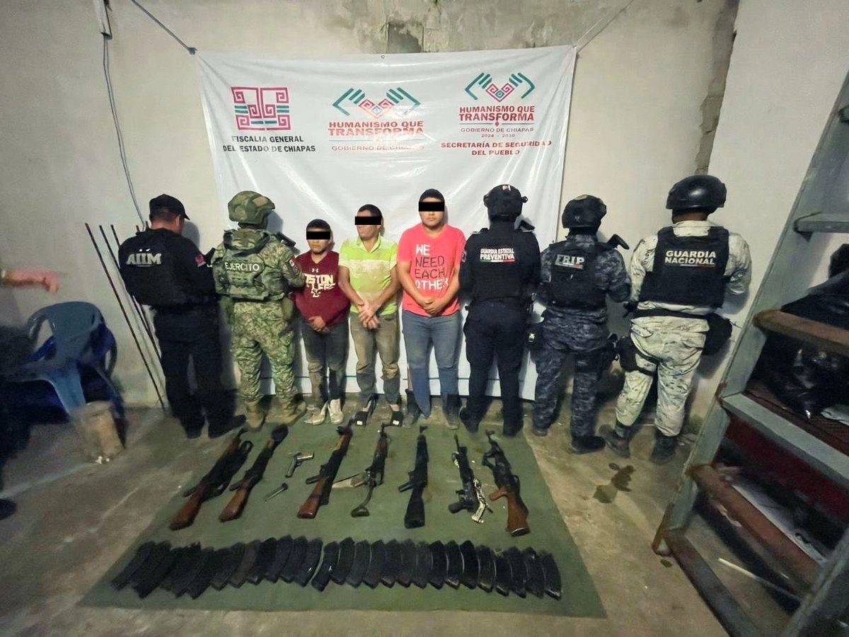 En el lugar fueron aseguradas ocho armas de fuego, siete largas y una corta, así como 28 cargadores con decenas de cartuchos útiles de diversos calibres.