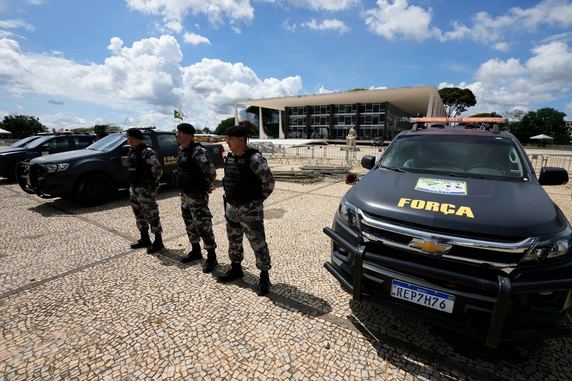 Miembros de la Policía Militar montan guardia afuera de la Suprema Corte, en Brasilia, el 11 de enero pasado. Foto Ap 