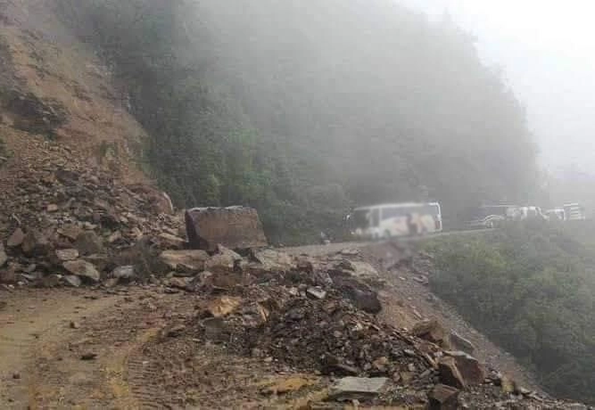 En Oaxaca las autoridades iniciaron los trabajos con maquinaria pesada para desalojar las vías de comunicación, y personal de la Guardia Nacional acudió para auxiliar en el restablecimiento de la circulación vehicular, el 31 de mayo de 2022. Foto tomada del Twitter de @GN_MEXICO_