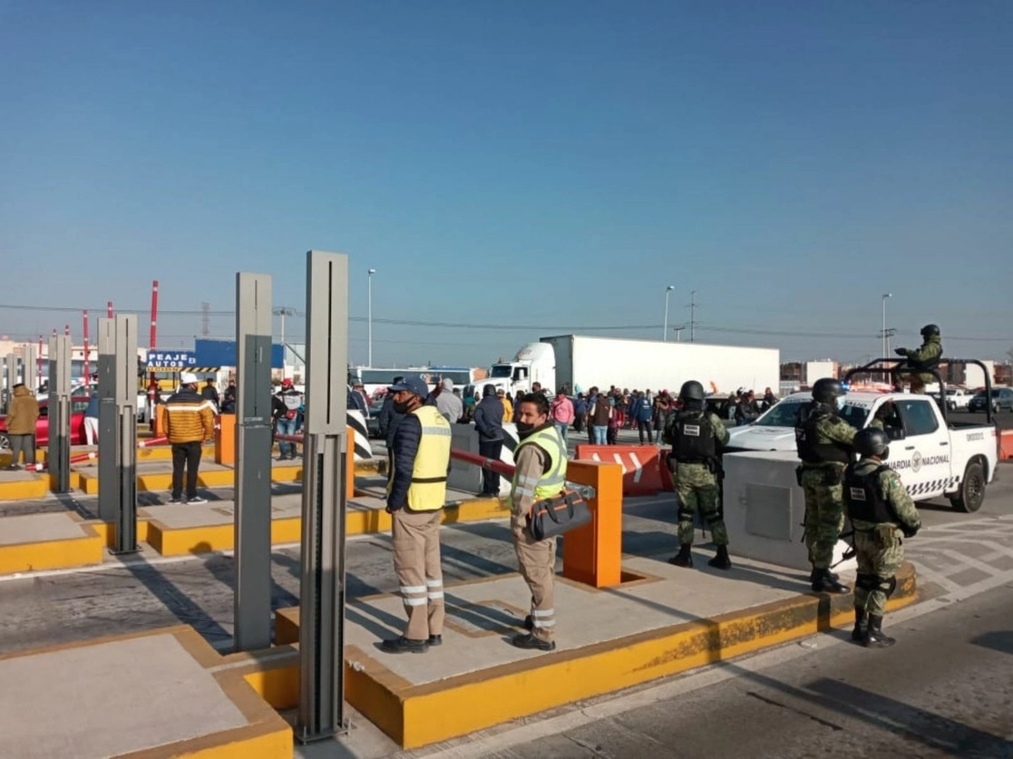 La Guardia Nacional reforzó la presencia policial en las casetas de Tlalpan, en la Ciudad de México y Ojo de Agua, en el Estado de México, para evitar que grupos de transportistas o integrantes de organizaciones sociales se apoderen de los puntos de cobro. En la imagen, la caseta mexiquense. Foto tomada del Twitter de @GN_MEXICO_
