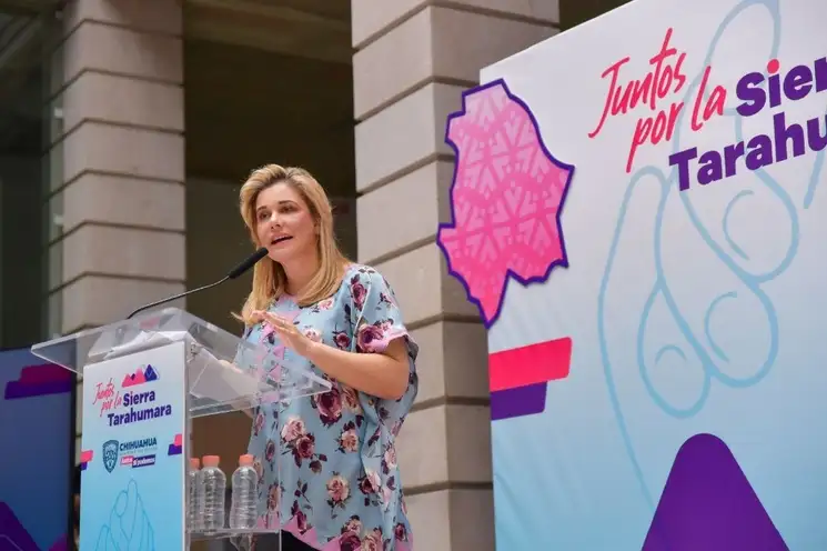 La gobernadora de Chihuahua, María Eugenia Campos Galván, llamó a todos los sectores de la sociedad a trabajar para mejorar las condiciones de vida de quienes habitan en la sierra, el 9 de agosto de 2023. Foto 'La Jornada'