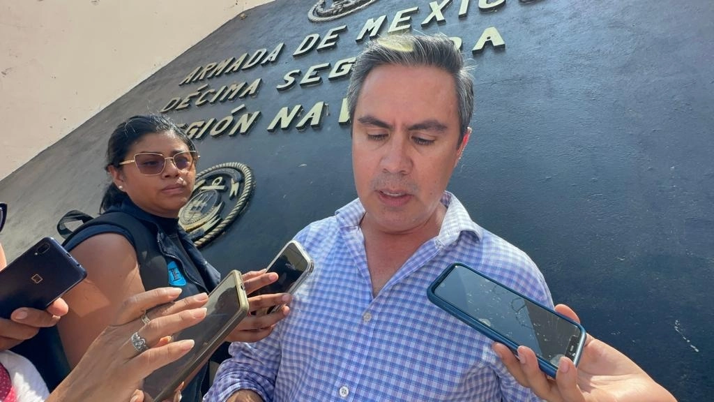 El vocero del gobierno de Guerrero, René Posselt Aguirre, informó que el huracán ‘Otis’ dañó diez mil postes, y que hasta el momento se han reportado 20 mil 972 viviendas afectadas. Foto Gustavo Castillo
