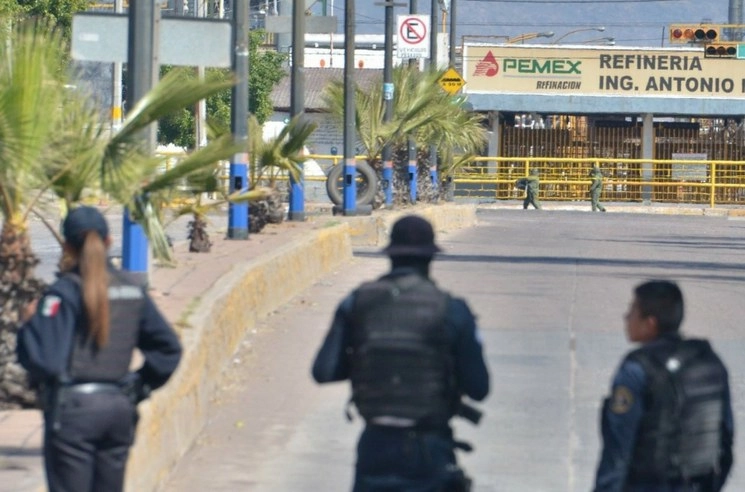 Presencia de elementos policiacos y militares para vigilancia de la refinería de Salamanca. Foto Cuartoscuro / archivo