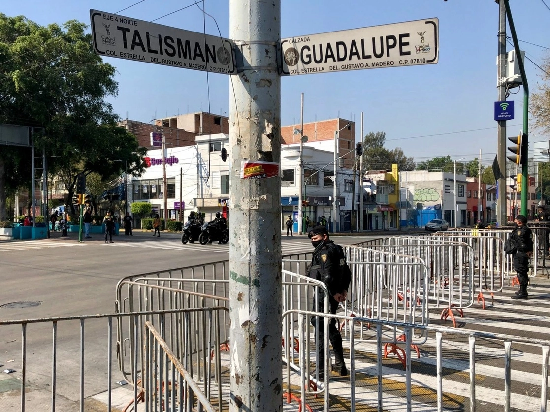 La calzada de Guadalupe se encuentra cercada como parte del operativo de la SCC para evitar el ingreso de peregrinos en la Basílica de Guadalupe, Ciudad de México. Foto Luis Castillo 