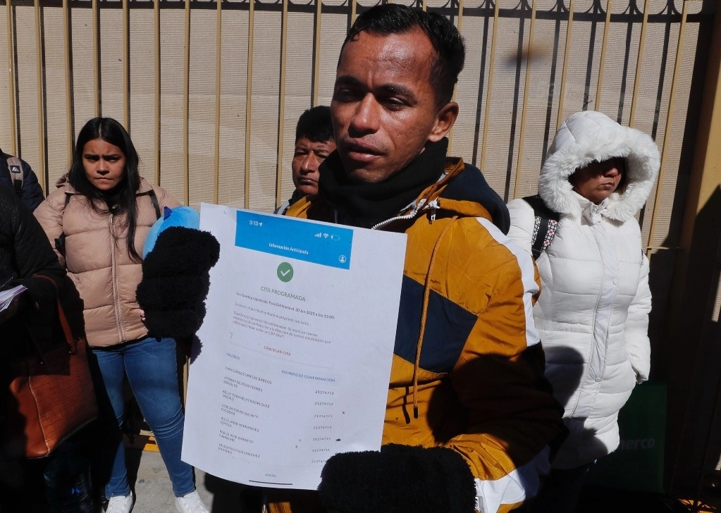 Un venezolano muestra la cita programada que le generó la plataforma CBP One y que ayer fue anulada. Algunos migrantes dijeron que se las cambiaron para el 6 de febrero.Foto Marco Peláez