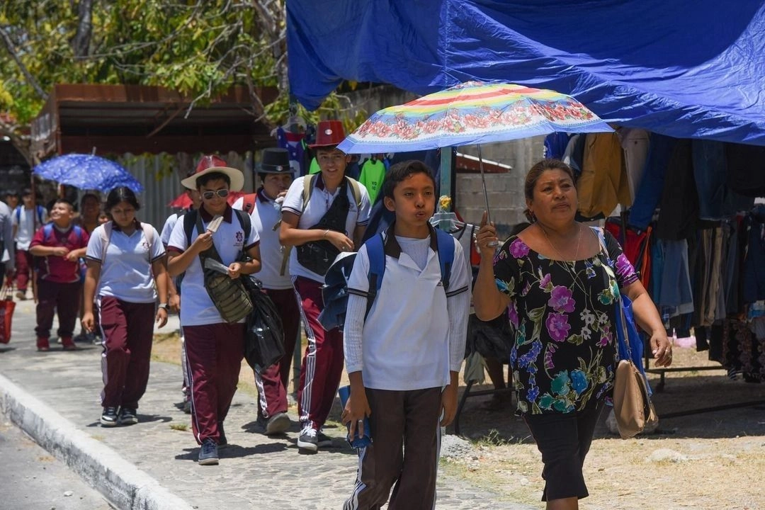La mayoría de los planteles cuentan con aire acondicionado, gracias al esfuerzo conjunto de directores, padres de familia y programas como La Escuela es Nuestra. Estas adecuaciones han apoyado a disminuir los efectos del calor dentro de las aulas.