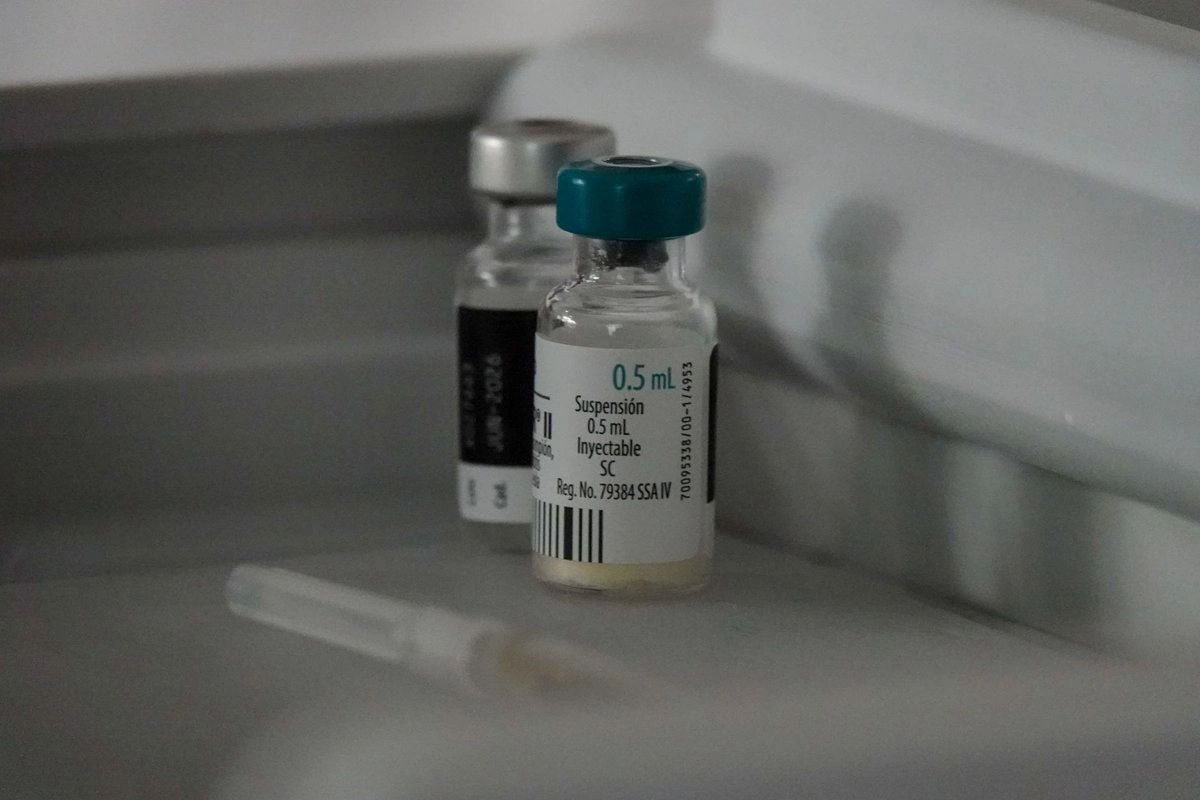 La SSa hizo un llamado a la población a solicitar la aplicación de la vacuna contra el sarampión antes de salir de vacaciones a los niños que tengan 12 y 18 meses de edad; en zonas con casos activos, la inmunización debe realizarse a los 6, 12 y 18 meses de edad. 