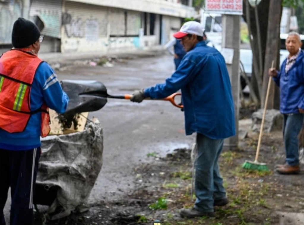 El programa ‘Barriendo la Casa’, inició la semana pasada en el fraccionamiento Las Américas, en donde se atendieron 39 mil 620 metros lineales de vialidades, en esta zona, informó el director de Servicios Públicos, Aníbal Bram Falcón, quien invitó a la ciudadanía a no arrojar basura en las calles, barrancas y ríos, para reducir los riesgos de inundaciones en la presente temporada de lluvias. Foto Gobierno Municipal de Naucalpan de Juárez