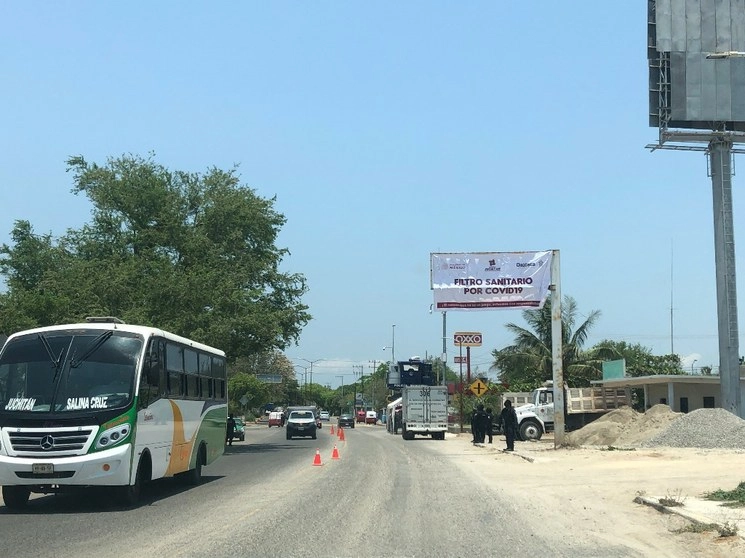 Seis municipios del Itsmo de Thuantepec vigilan sus accesos para evitar contagios. Foto Diana Manso