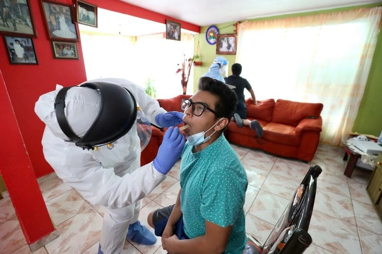 Una brigada médica realiza una prueba de Covid-19. Foto Luis Castillo