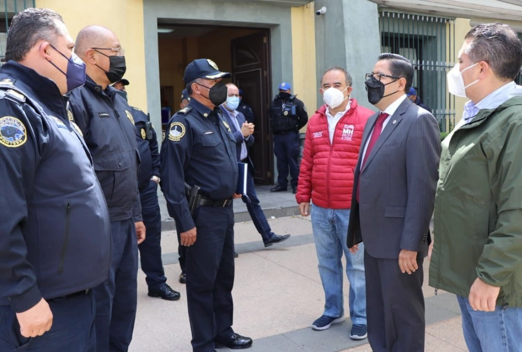 El equipo de la alcaldía Miguel Hidalgo reunido el 2 de abril pasado con mandos policiacos de la zona poniente. Foto tomada del Twitter @AlcaldiaMHmx