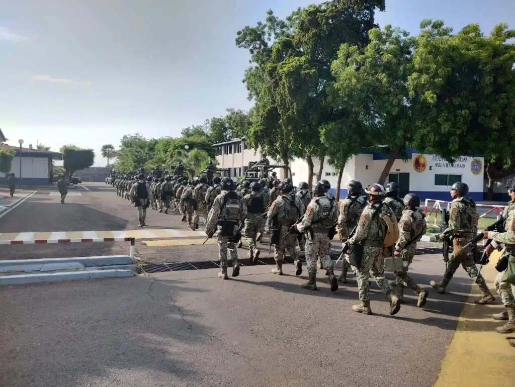 Los efectivos castrenses arribaron al Aeropuerto Internacional de Culiacán, en dos aeronaves, una de la Guardia Nacional y otra de la Fuerza Aérea Mexicana, con el fin de contribuir a inhibir las actividades ilícitas de grupos delictivos con presencia en citada entidad federativa. Foto Sedena