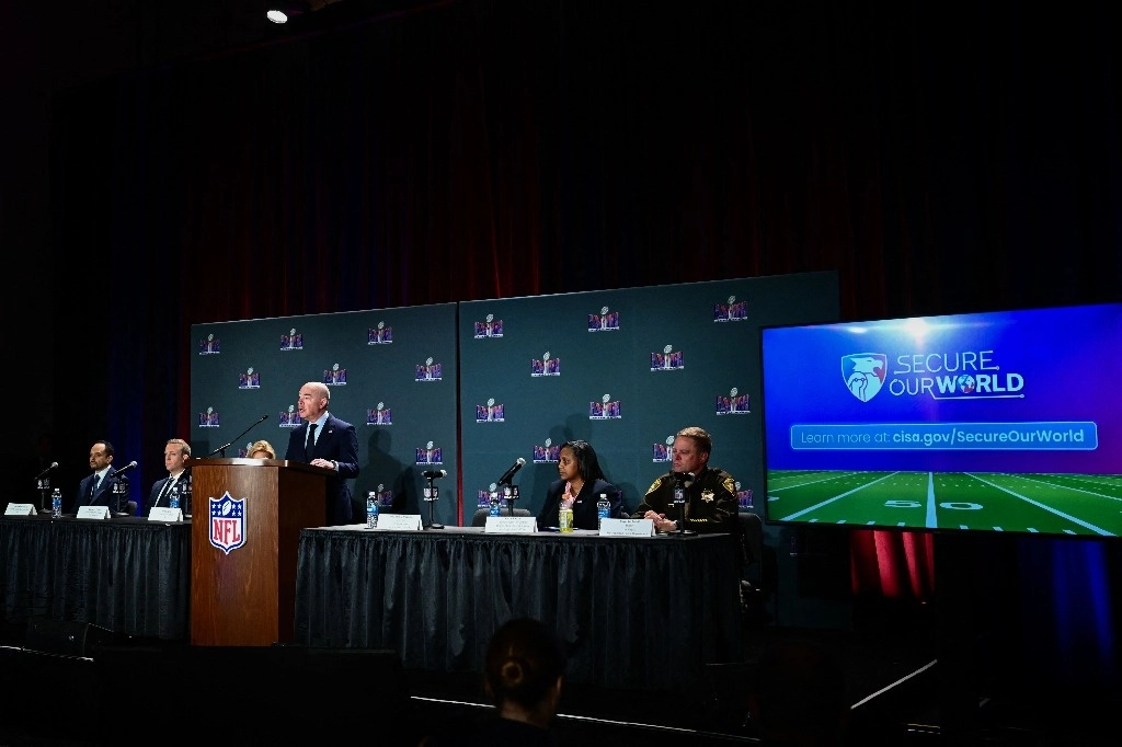 En conferencia de prensa organizada por la liga, Mayorkas informó que dispondrán de un amplio número de agentes de seguridad nacional en Las Vegas, para vigilar a los 65 mil asistentes al partido y los 330 mil visitantes estimados que llegarán este fin de semana a la ciudad. Foto Afp.