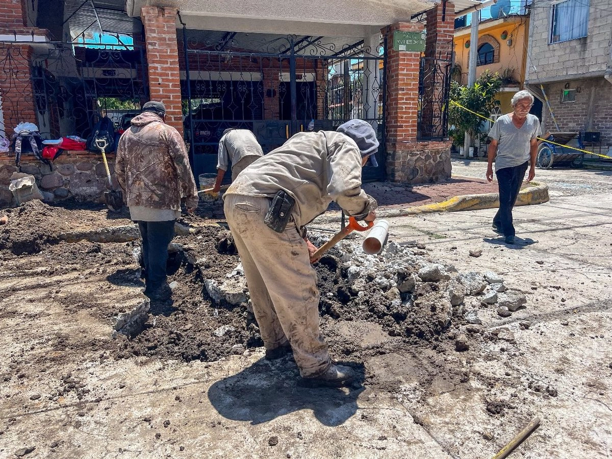 Personal del ayuntamiento de Cuautitlán Izcalli, en el estado de México labora en obras de bacheo. Foto