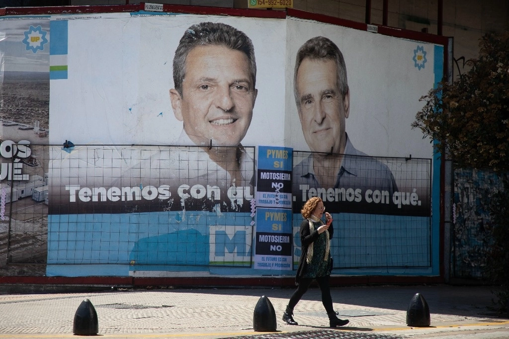 Una mujer camina frente a una propaganda electoral del candidato a la Presidencia de Argentina por el espacio Unión por la Patria, Sergio Massa, en la ciudad de Buenos Aires. Foto Xinhua