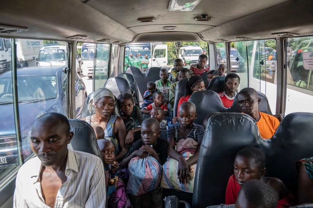 Refugiados ruandeses que vivían en el este del Congo desde el genocidio de Ruanda de 1994 son repatriados en autobús desde Goma, República Democrática del Congo, el 17 de mayo de 2025.