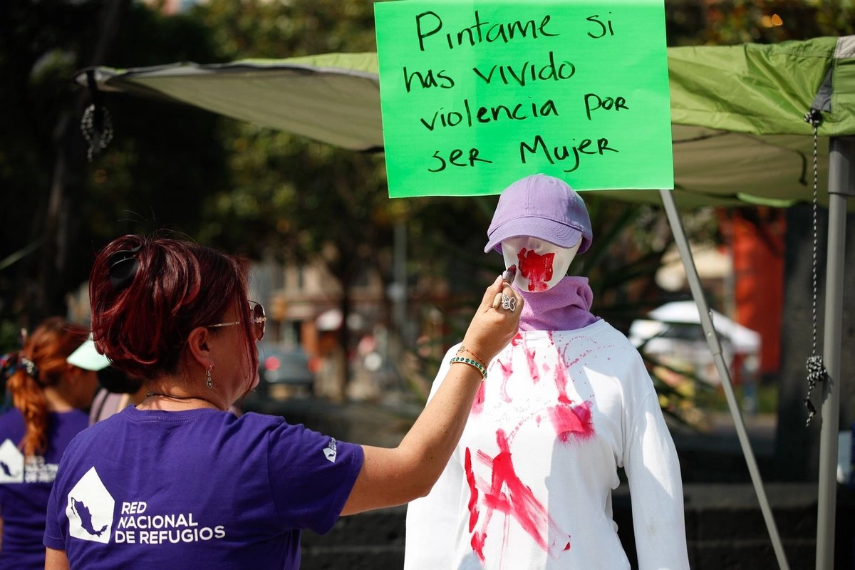 Mujeres que integran la Red Nacional de Refugios invita al ‘Micrófono Abierto, Para la verdad que el Estado no escucha’, en el Monumento a la Revolución. Foto 