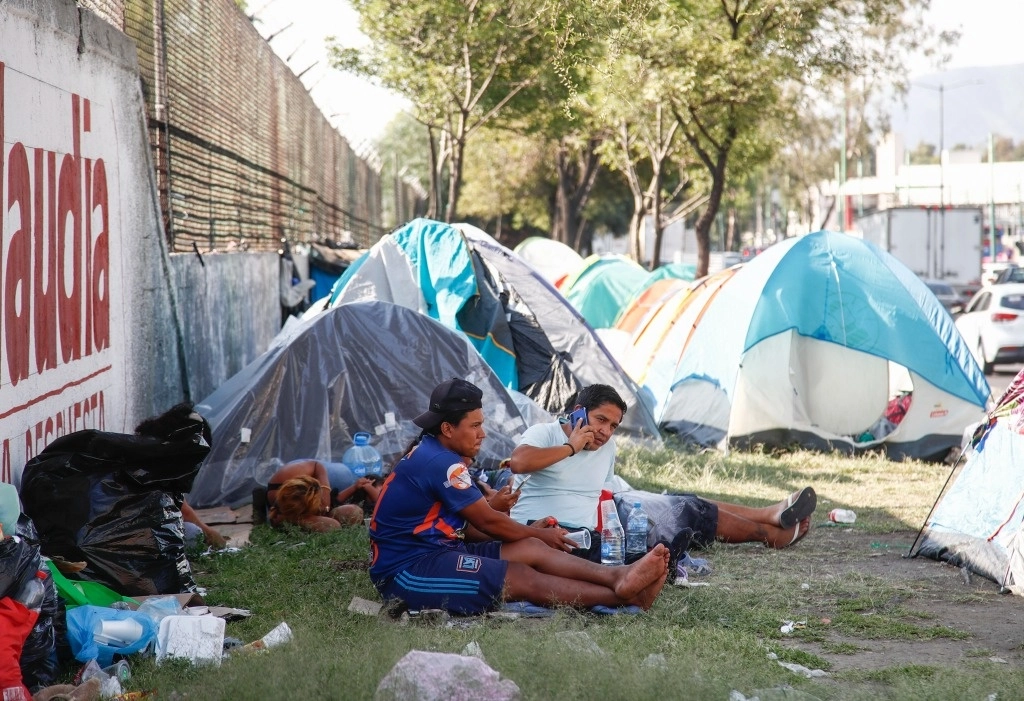 Cientos de migrantes acampan afuera de la terminal de autobuses del Norte, en espera de poder trasladarse hacia el norte del país. Foto Víctor Camacho / Archivo