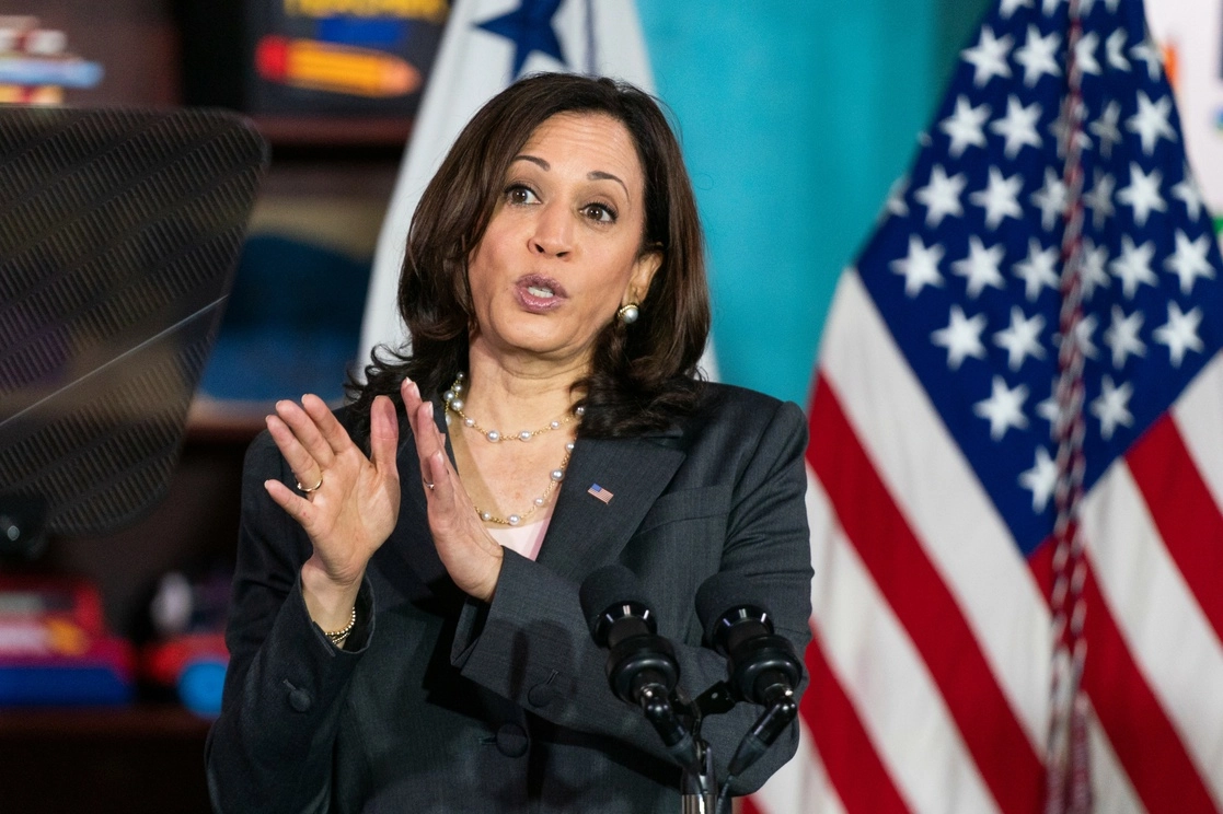 La vicepresidenta de EU, Kamala Harris, en su reciente visita a México escuchó denuncias de la dirigente minera Imelda Jiménez acerca de prácticas irregulares en la STPS. En la imagen, la funcionaria estadunidense ayer durante la visita a una escuela en Washington. Foto Ap