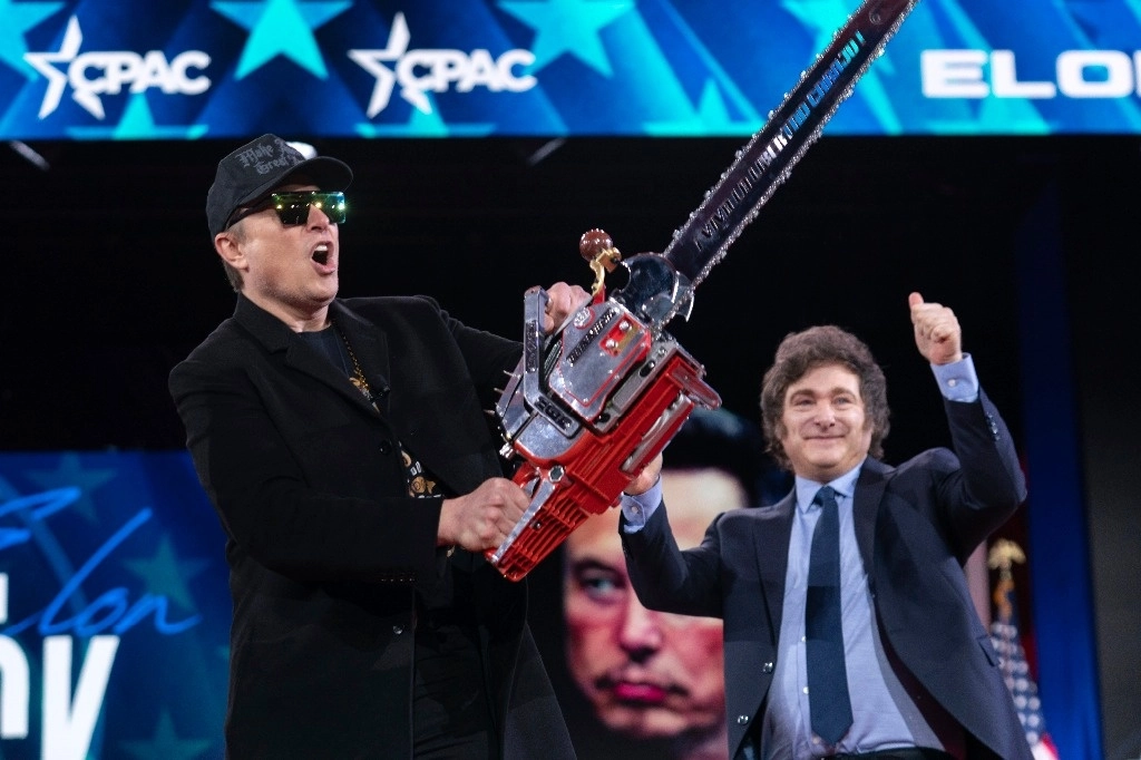 Musk, vestido de negro y con gafas oscuras como una estrella de rock, exhibió la motosierra en el escenario de la convención, en compañía de Milei. Foto Ap.