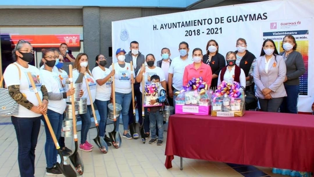 La presidenta municipal de Guaymas, Sonora, la morenista Sara Valle Dessens, entregó palas con el logotipo del ayuntamiento a las madres del colectivo Guerreras Buscadoras, quienes localizan fosas clandestinas. Foto Cristina Gómez Lima
