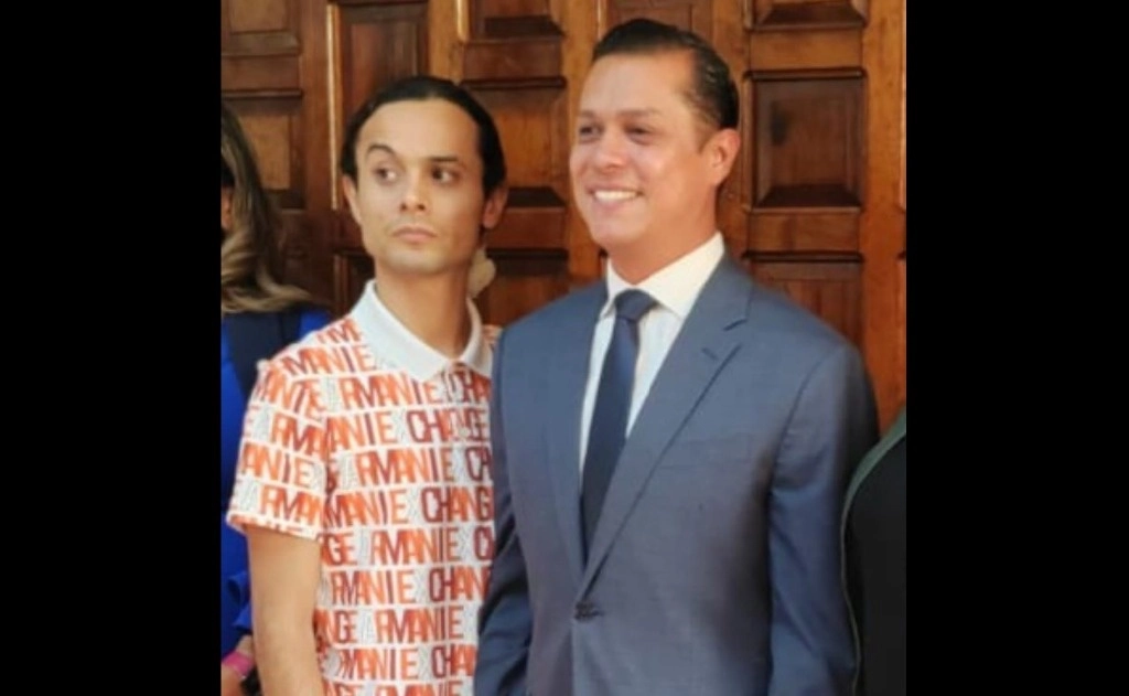 El regidor de Morena, Jorge Luis Zamora Cabrera (izquierda), junto al presidente municipal de Salvatierra, Germán Cervantes Vega. Foto ‘La Jornada’