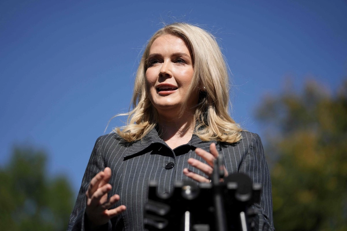 La secretaria de prensa de la Casa Blanca, Karoline Leavitt, habla con la prensa frente al Ala Oeste de la Casa Blanca el 16 de octubre de 2025 en Washington, D.C.  Foto