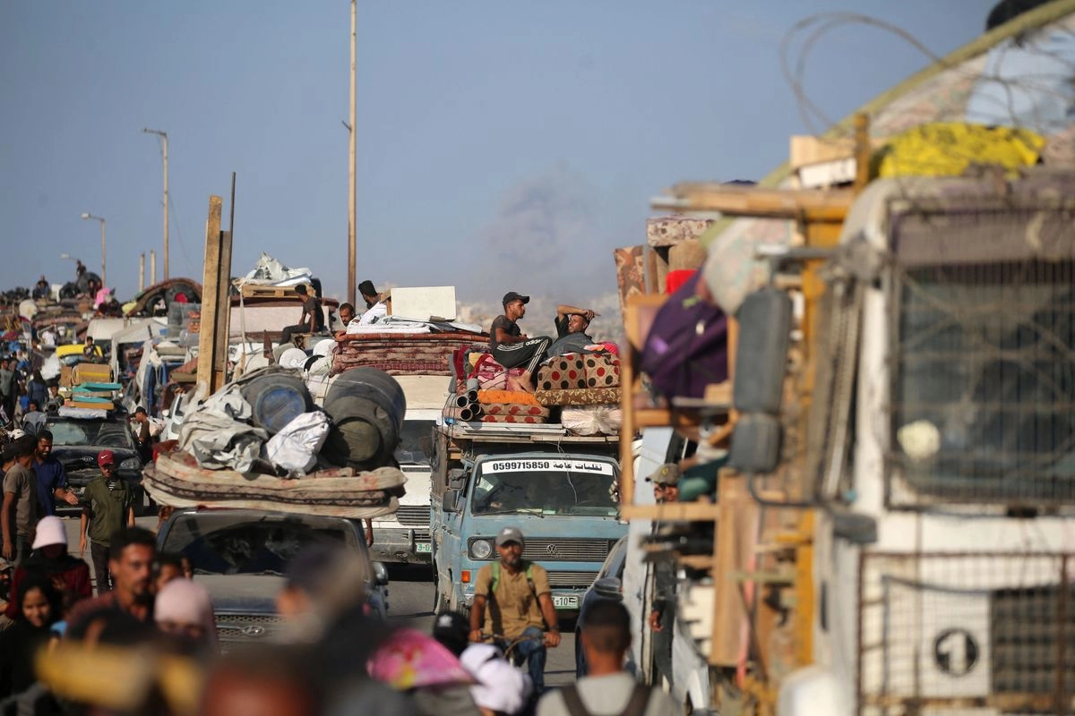Palestinos desplazados se dirigen al sur de la franja de Gaza por una carretera en la zona del campo de refugiados de Nuseirat, el 16 de septiembre de 2025. Foto 